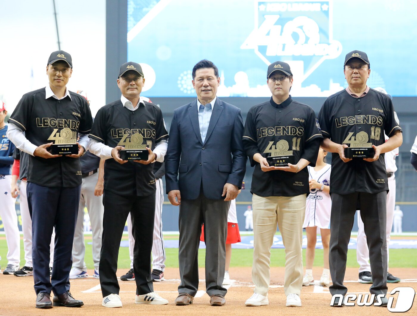 본문 이미지 - 이승엽 해설위원(왼쪽부터), 이종범 LG 2군 감독, 허구연 KBO 총재, 최동원 전 코치의 아들 최기호씨, 선동열 전 감독이 16일 오후 서울 송파구 잠실야구장에서 '2022 신한은행 SOL KBO리그 올스타전’ 드림팀과 나눔팀의 경기에 앞서 열린 KBO리그 40주년을 빛낸 레전드 행사에서 기념 촬영을 하고 있다. 2022.7.16/뉴스1 ⓒ News1 김진환 기자