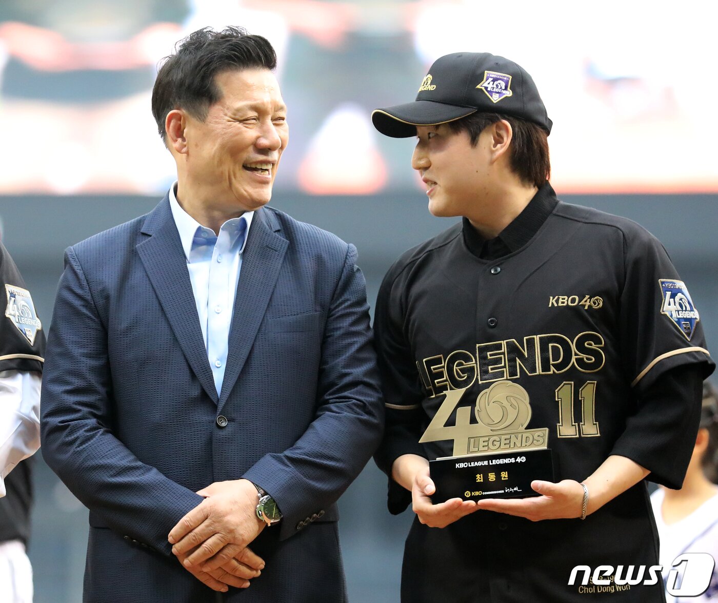 본문 이미지 - 허구연 KBO 총재가 16일 오후 서울 송파구 잠실야구장에서 '2022 신한은행 SOL KBO리그 올스타전’ 드림팀과 나눔팀의 경기에 앞서 열린 KBO리그 40주년을 빛낸 레전드 행사에서 故 최동원의 아들 최기호씨와 대화를 나누고 있다. 2022.7.16/뉴스1 ⓒ News1 김진환 기자