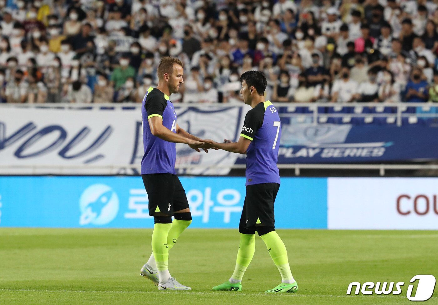 본문 이미지 - 토트넘 손흥민과 해리 케인이 16일 오후 경기 수원시 팔달구 수원월드컵경기장에서 열린 쿠팡플레이 시리즈 2차전 토트넘 홋스퍼와 세비야FC의 경기에 앞서 서로를 격려하고 있다. 2022.7.16/뉴스1 ⓒ News1 김영운 기자