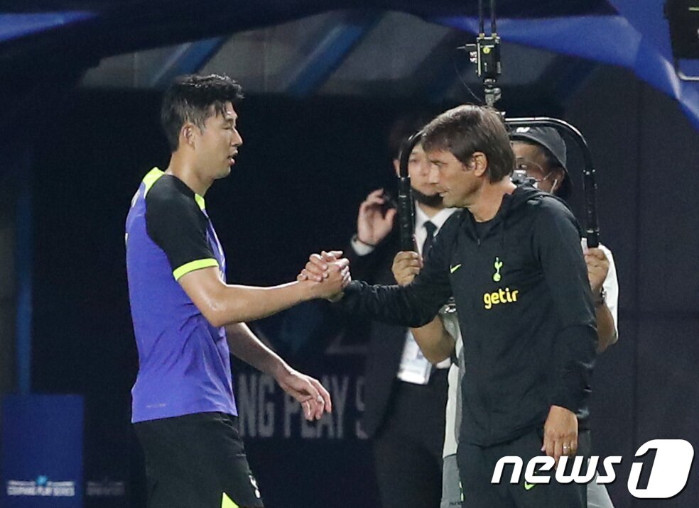 본문 이미지 - 토트넘 손흥민이 16일 오후 경기 수원시 팔달구 수원월드컵경기장에서 열린 쿠팡플레이 시리즈 2차전 토트넘 홋스퍼와 세비야FC의 경기에서 교체된 후 그라운드를 나서며 안토니오 콘테 감독과 포옹하고 있다. 2022.7.16/뉴스1 ⓒ News1 김영운 기자