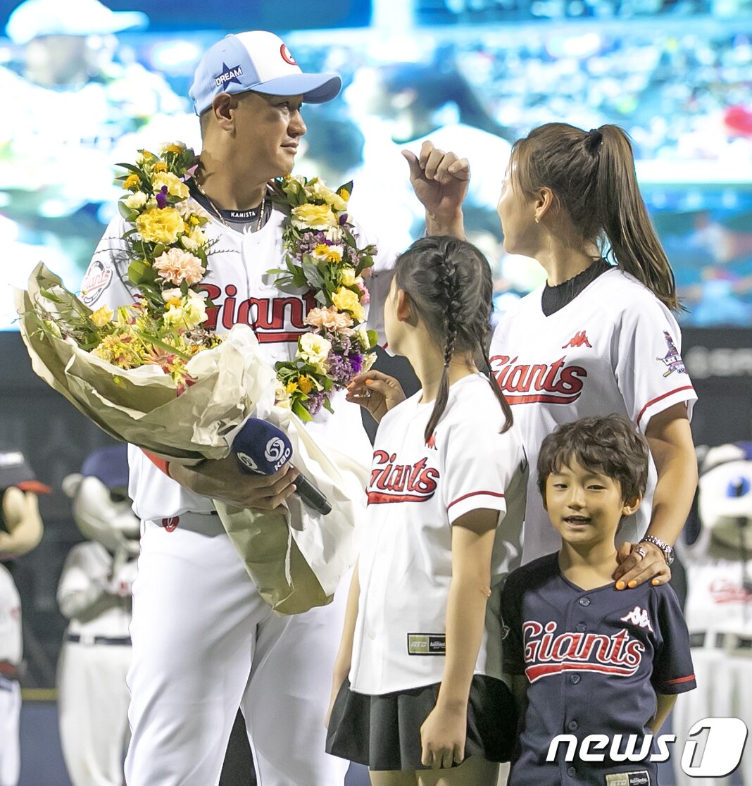 본문 이미지 - 롯데 자이언츠 이대호가 16일 오후 서울 송파구 잠실야구장에서 열린 '2022 신한은행 SOL KBO리그 올스타전’ 드림팀과 나눔팀의 경기 중 열린 은퇴투어 행사에서 울컥하고 있다. 2022.7.16/뉴스1 ⓒ News1 김진환 기자