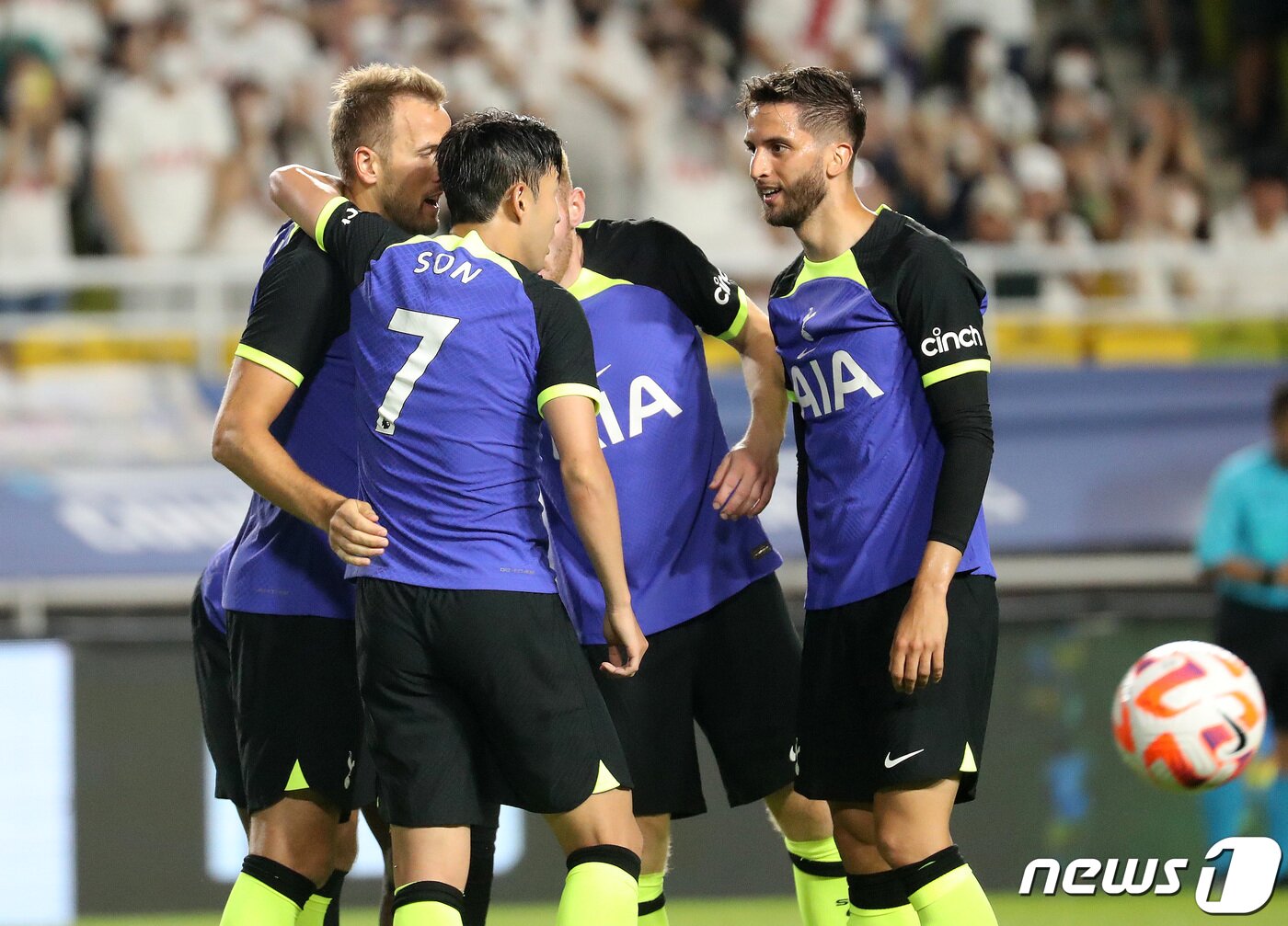 본문 이미지 - 토트넘 손흥민이 16일 수원월드컵경기장에서 열린 쿠팡플레이 시리즈 2차전 토트넘 홋스퍼와 세비야FC의 경기에서 전반전 해리 케인에게 어시스트를 한 뒤 기쁨을 나누고 있다. 2022.7.16/뉴스1 ⓒ News1 DB