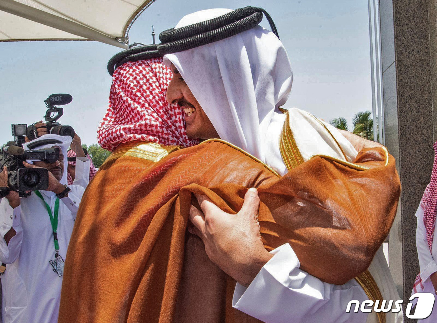(제다 AFP=뉴스1) 우동명 기자 = 무함마드 빈살만 사우디아라비아 왕세자가 16일(현지시간) 제다에서 열린 걸프협력회의(GCC)+3 정상회의에 참석한 셰이크 타밈 빈 하마드 알 …