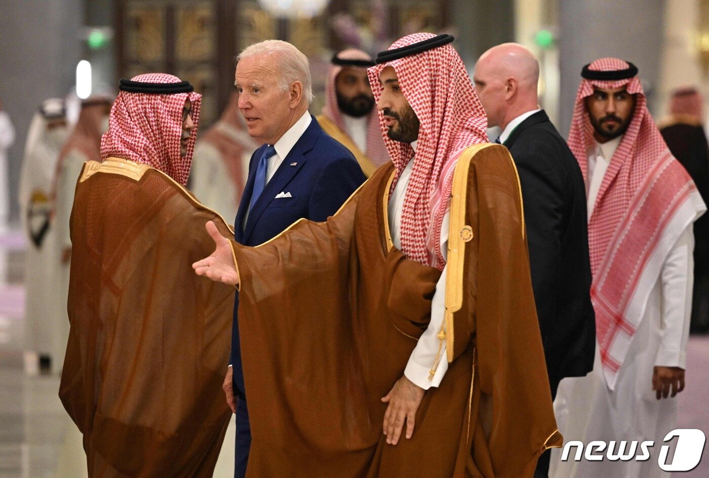 본문 이미지 - 조 바이든 미국 대통령과 무함마드 빈살만 사우디아라비아 왕세자가 제다에서 열린 걸프협력회의(GCC)+3 정상회의에 참석을 하고 있다. ⓒ AFP=뉴스1 ⓒ News1 우동명 기자