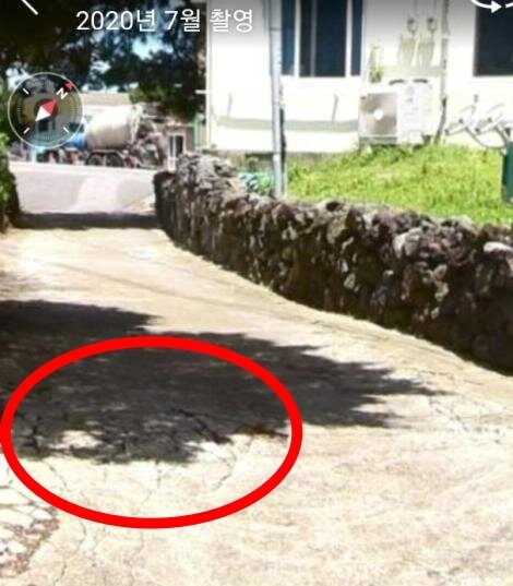 본문 이미지 - A씨는 2020년에도 해당 도로가 깨져있었다고 주장했다. ('보배드림' 갈무리) ⓒ 뉴스1