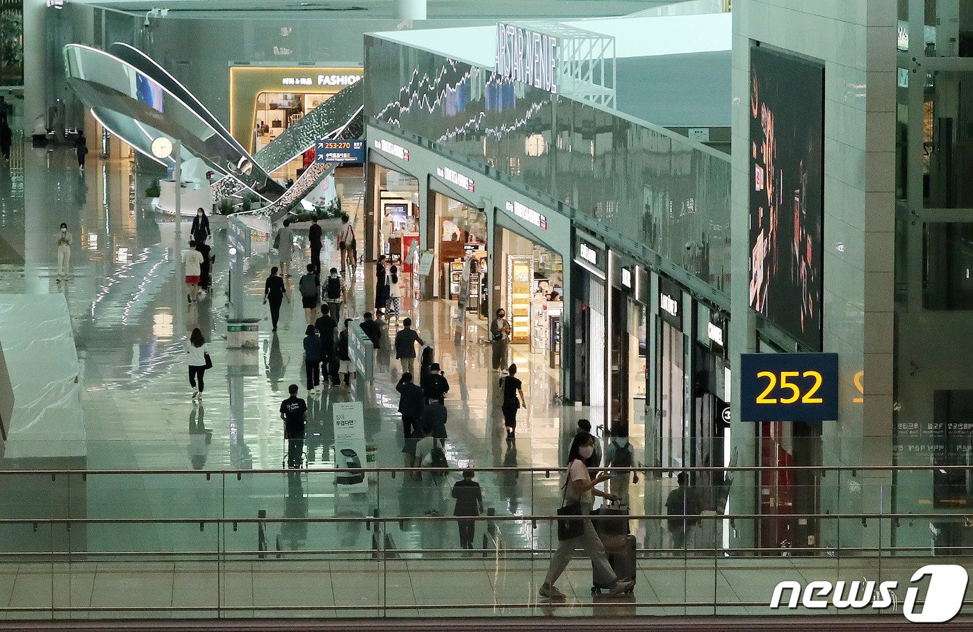 본문 이미지 - 인천국제공항 제2여객터미널 면세점. 2022.7.17/뉴스1 ⓒ News1 박세연 기자