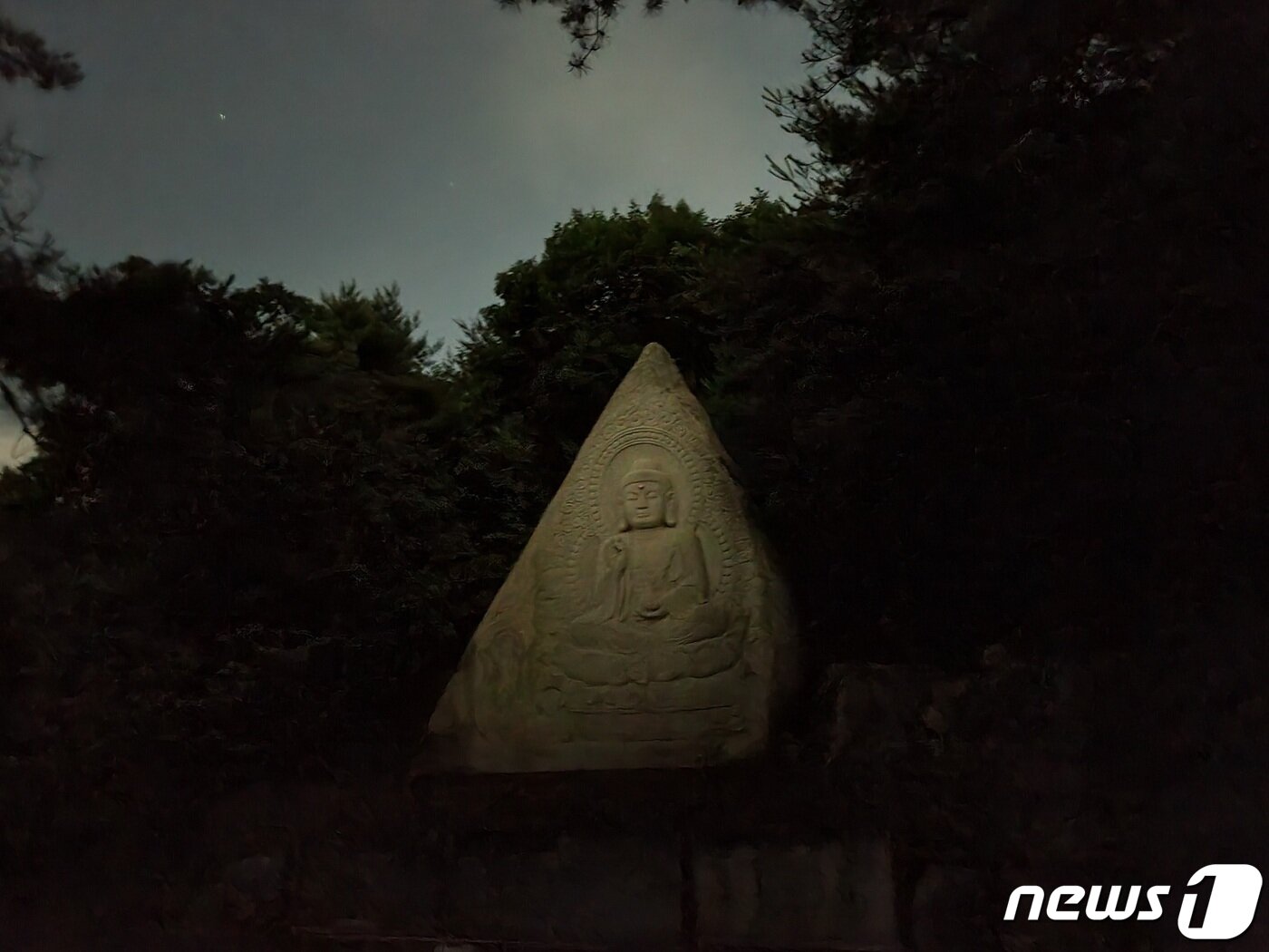 본문 이미지 - 경기 양주시 장흥면 교현리 우이령길 옆에 위치한 '양주 오봉산 석굴암' 경내의 약사여래 ⓒ 뉴스1