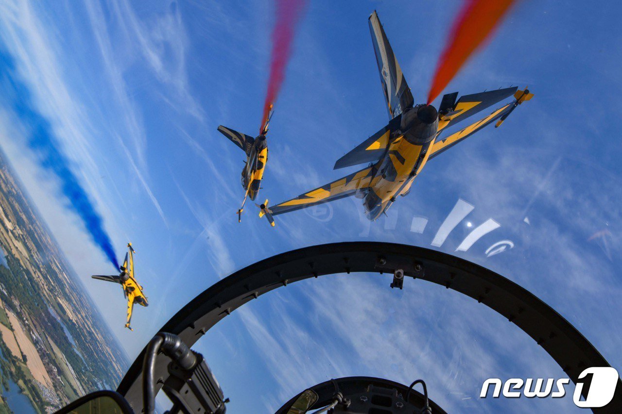 본문 이미지 - 공군 특수비행팀 블랙이글스가 지난 15~17일 영국에서 열린 RIAT(Royal International Air Tatoo) 에어쇼에서 고난도 기동을 선보이고 있다. (공군 제공) 2022.7.18/뉴스1