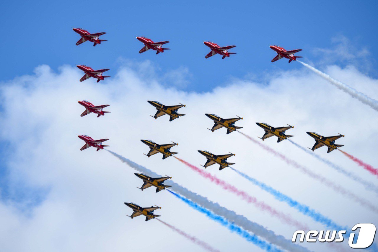 본문 이미지 - 블랙이글스가 17일(현지시간) 영국에서 열린 RIAT 에어쇼에서 영국 공군 특수비행팀 레드 애로우즈(Red Arrows)와 우정 비행을 선보이고 있다. (공군 제공) 2022.7.18/뉴스1