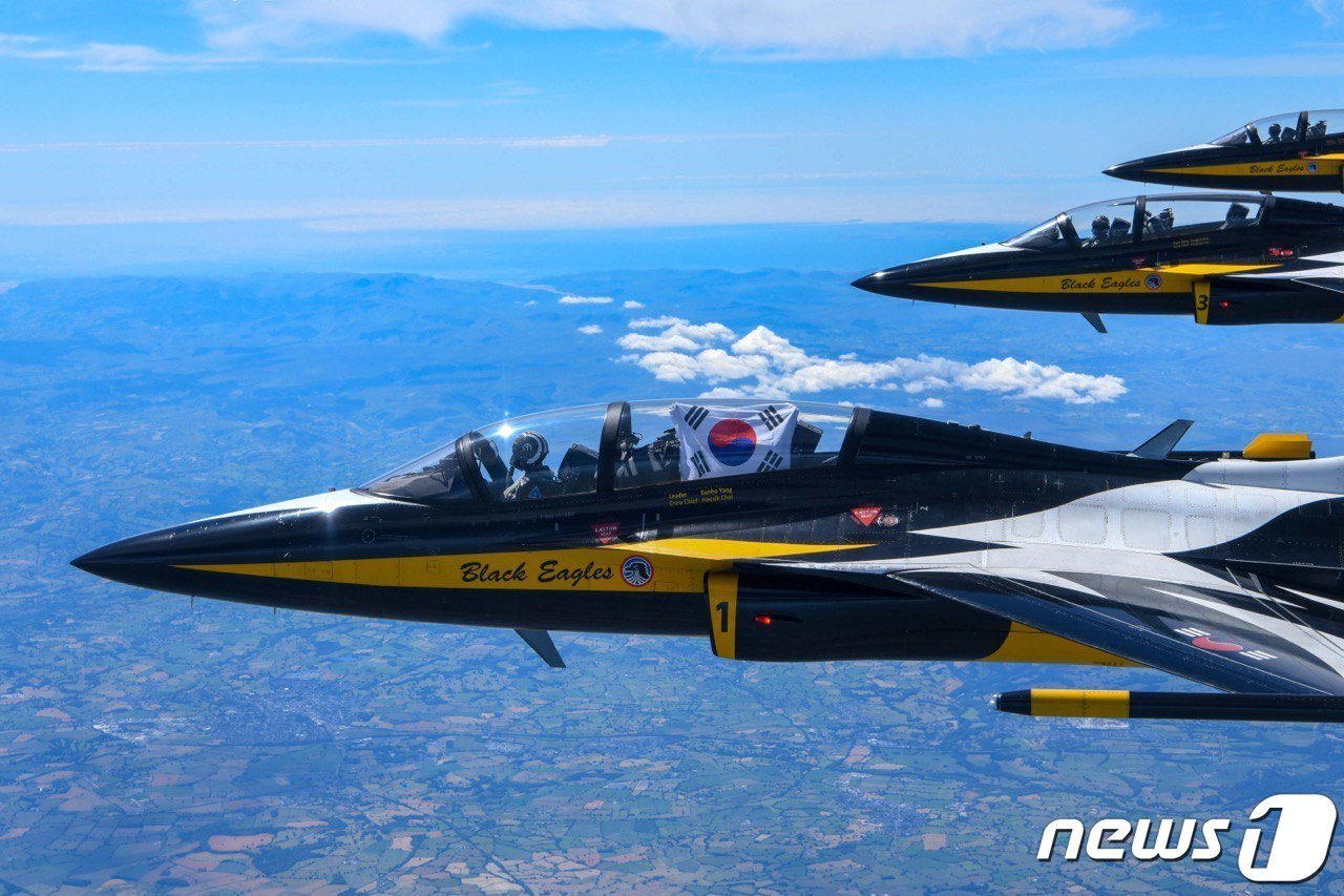 본문 이미지 - 블랙이글스가 17일(현지시간) 영국에서 열린 RIAT 에어쇼에서 영국 공군 특수비행팀 레드 애로우즈(Red Arrows)와 우정 비행을 선보이고 있다. (공군 제공) 2022.7.18/뉴스1