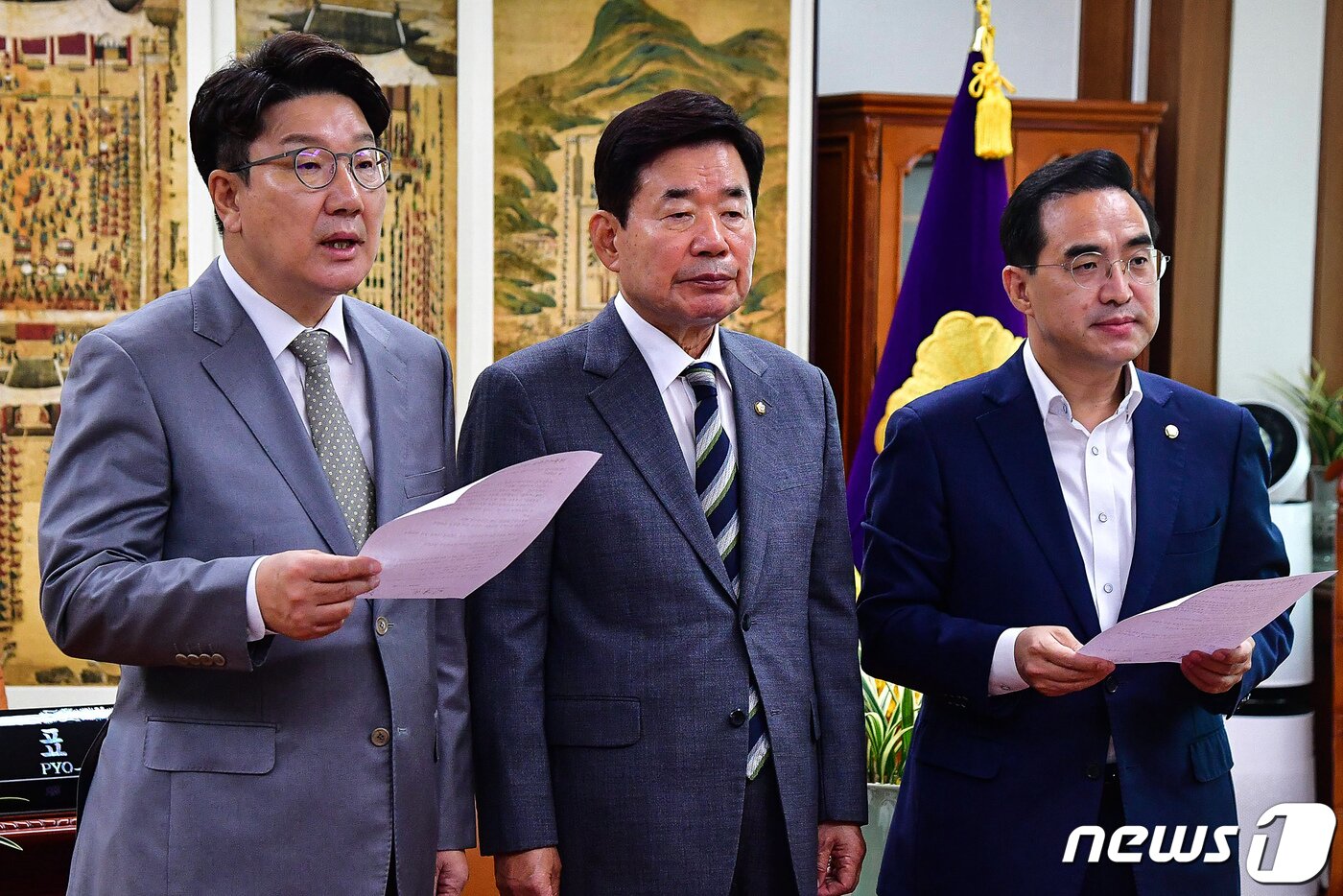 본문 이미지 - 김진표 국회의장(가운데)과 권성동 국민의힘 대표 직무대행 겸 원내대표(왼쪽), 박홍근 더불어민주당 원내대표가 18일 서울 여의도 국회 의장실에서 국회의장 주재로 열린 여야 원내대표 회동에서 민생경제안정특별위원회 구성 및 교섭단체 대표연설과 대정부질문을 위한 본회의 일정에 합의, 합의문을 발표하고 있다.  (공동취재) 2022.7.18/뉴스1 ⓒ News1 유승관 기자