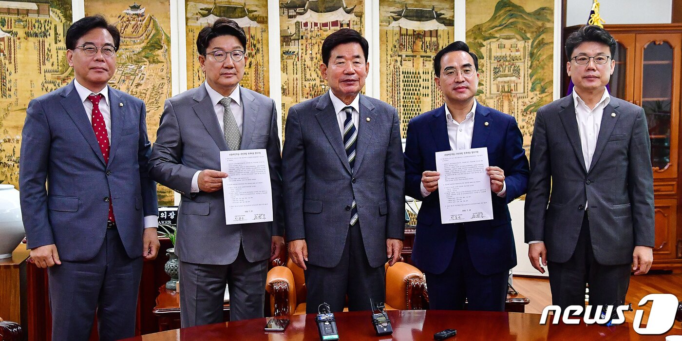 본문 이미지 - 김진표 국회의장(가운데)과 권성동 국민의힘 대표 직무대행 겸 원내대표(왼쪽 두 번째), 박홍근 더불어민주당 원내대표가 18일 서울 여의도 국회 의장실에서 국회의장 주재로 열린 여야 원내대표 회동에서 민생경제안정특별위원회 구성 및 교섭단체 대표연설과 대정부질문을 위한 본회의 일정에 합의하고 합의문을 들어보이고 있다. (공동취재) 2022.7.18/뉴스1 ⓒ News1 유승관 기자