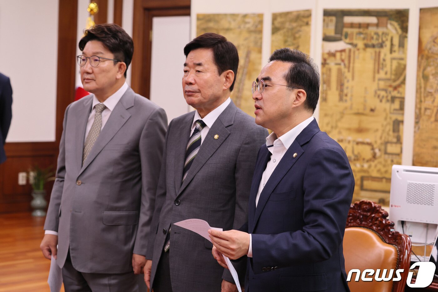 본문 이미지 - 김진표 국회의장(가운데)과 권성동 국민의힘 대표 직무대행 겸 원내대표(왼쪽), 박홍근 더불어민주당 원내대표가 18일 서울 여의도 국회 의장실에서 국회의장 주재로 열린 여야 원내대표 회동에서 민생경제안정특별위원회 구성 및 교섭단체 대표연설과 대정부질문을 위한 본회의 일정에 합의한 후 합의문을 발표하고 있다. (공동취재) 2022.7.18/뉴스1 ⓒ News1 이재명 기자
