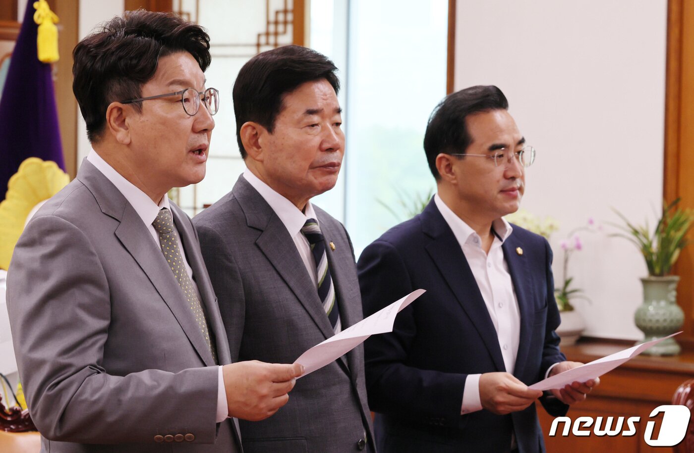 본문 이미지 - 김진표 국회의장(가운데)과 권성동 국민의힘 대표 직무대행 겸 원내대표(왼쪽), 박홍근 더불어민주당 원내대표가 18일 서울 여의도 국회 의장실에서 국회의장 주재로 열린 여야 원내대표 회동에서 민생경제안정특별위원회 구성 및 교섭단체 대표연설과 대정부질문을 위한 본회의 일정에 합의한 후 합의문을 발표하고 있다. (공동취재) 2022.7.18/뉴스1 ⓒ News1 이재명 기자