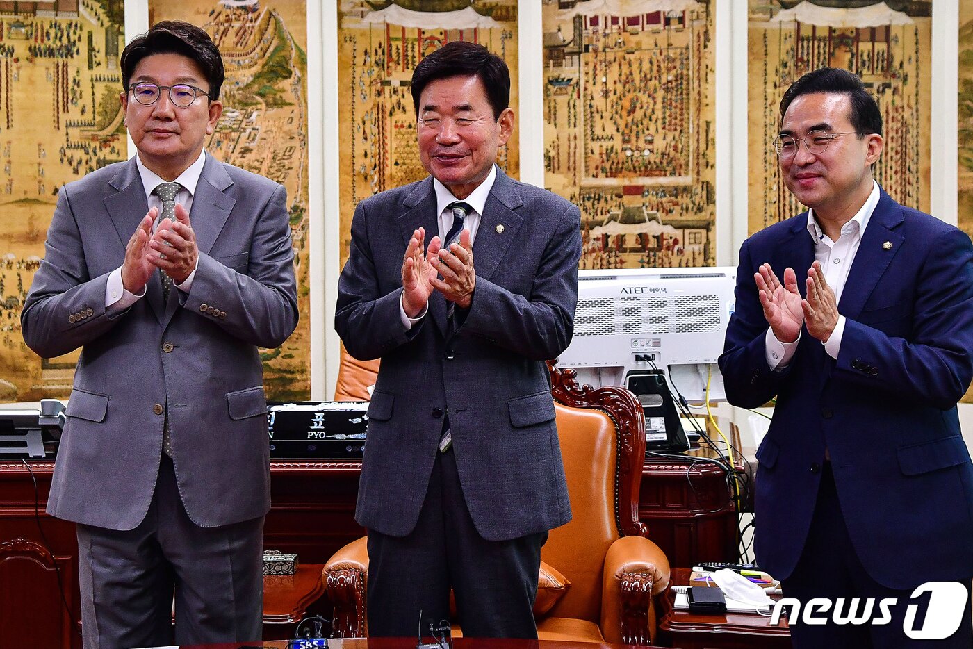 본문 이미지 - 김진표 국회의장(가운데)과 권성동 국민의힘 대표 직무대행 겸 원내대표(왼쪽), 박홍근 더불어민주당 원내대표가 18일 서울 여의도 국회 의장실에서 국회의장 주재로 열린 여야 원내대표 회동에서 민생경제안정특별위원회 구성 및 교섭단체 대표연설과 대정부질문을 위한 본회의 일정에 합의한 후 손뼉을 치고 있다. (공동취재) 2022.7.18/뉴스1 ⓒ News1 유승관 기자