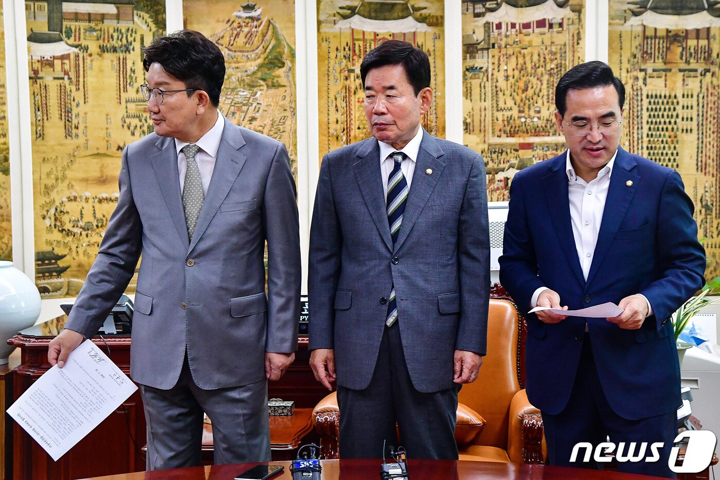 본문 이미지 - 김진표 국회의장(가운데)과 권성동 국민의힘 대표 직무대행 겸 원내대표(왼쪽), 박홍근 더불어민주당 원내대표가 18일 서울 여의도 국회 의장실에서 국회의장 주재로 열린 여야 원내대표 회동에서 민생경제안정특별위원회 구성 및 교섭단체 대표연설과 대정부질문을 위한 본회의 일정에 합의, 합의문 발표 후 이동하고 있다.  (공동취재) 2022.7.18/뉴스1 ⓒ News1 유승관 기자