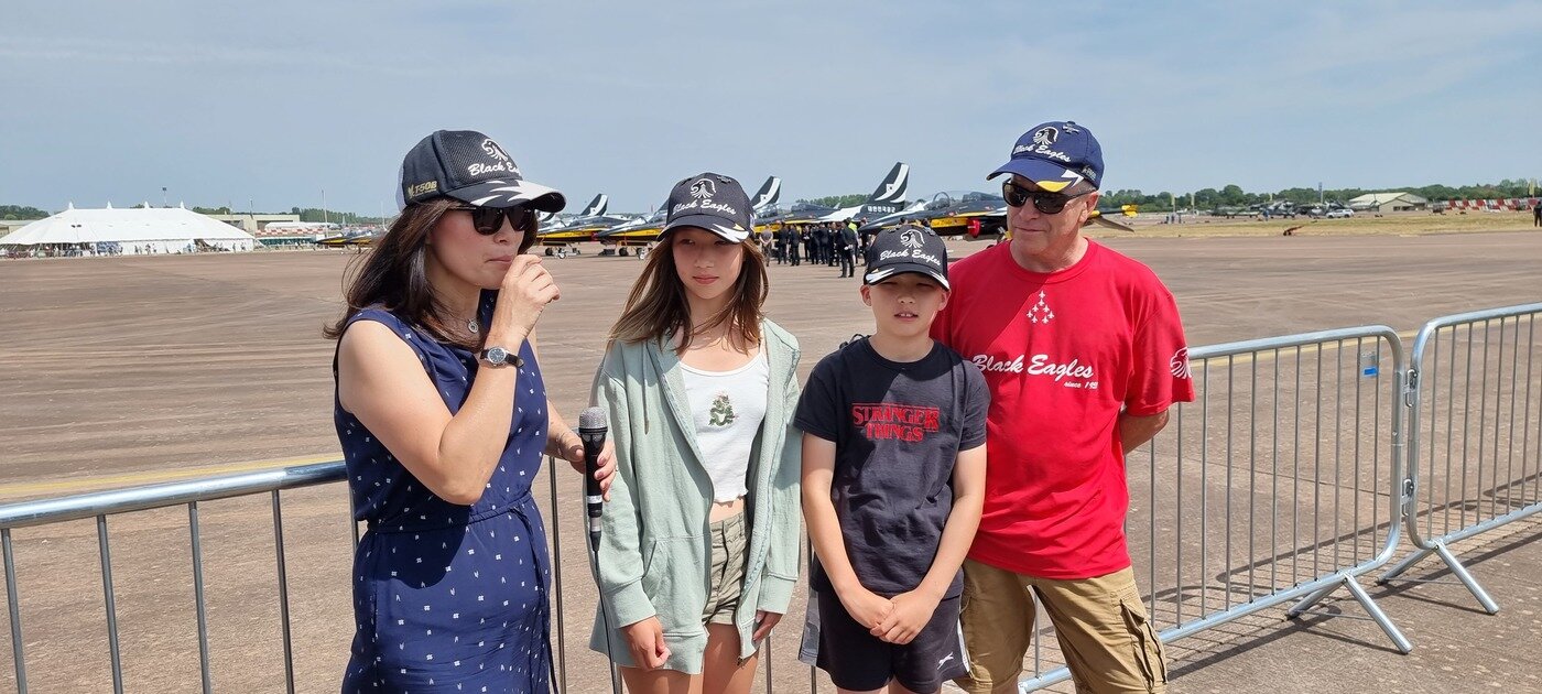 본문 이미지 - 17일(현지시간) 영국 페어포드 공군기지에서 열린 세계최대 군사에어쇼 '리아트'(RIAT)를 관람하러 온 교민 신영주씨(왼쪽) 가족이 취재진과 인터뷰하고 있다. (국방부 공동취재단) ⓒ 뉴스1