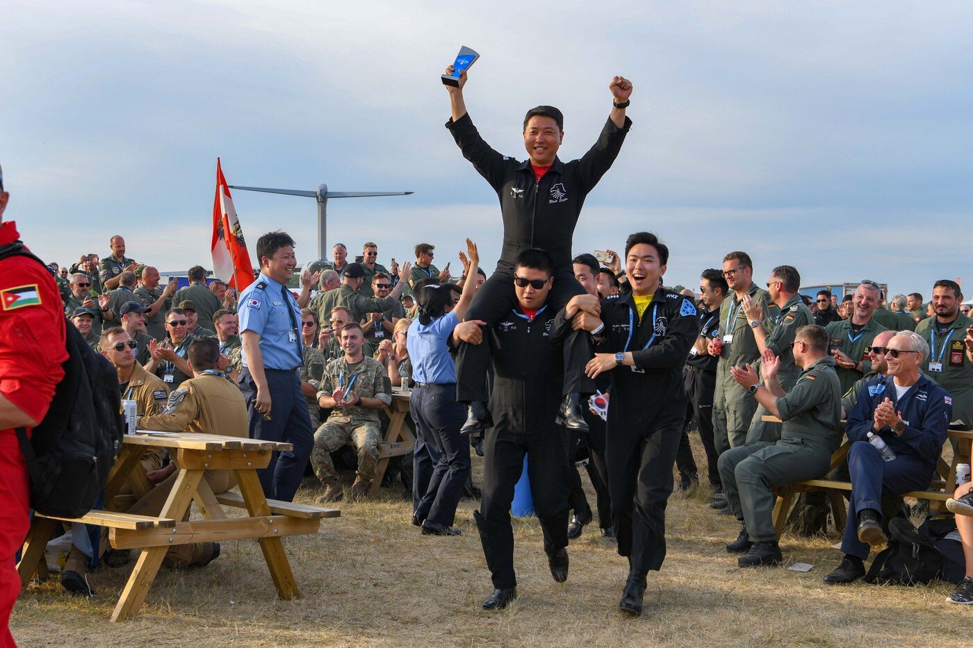 본문 이미지 - 17일(현지시간) 영국 페어포드 공군기지에서 열린 세계최대 군사에어쇼 '리아트'(RIAT)에 참가한 우리 공군 특수비행팀 '블랙 이글스'가 최우수상과 인기상을 수상해 환호하고 있다. (국방부 공동취재단) ⓒ 뉴스1