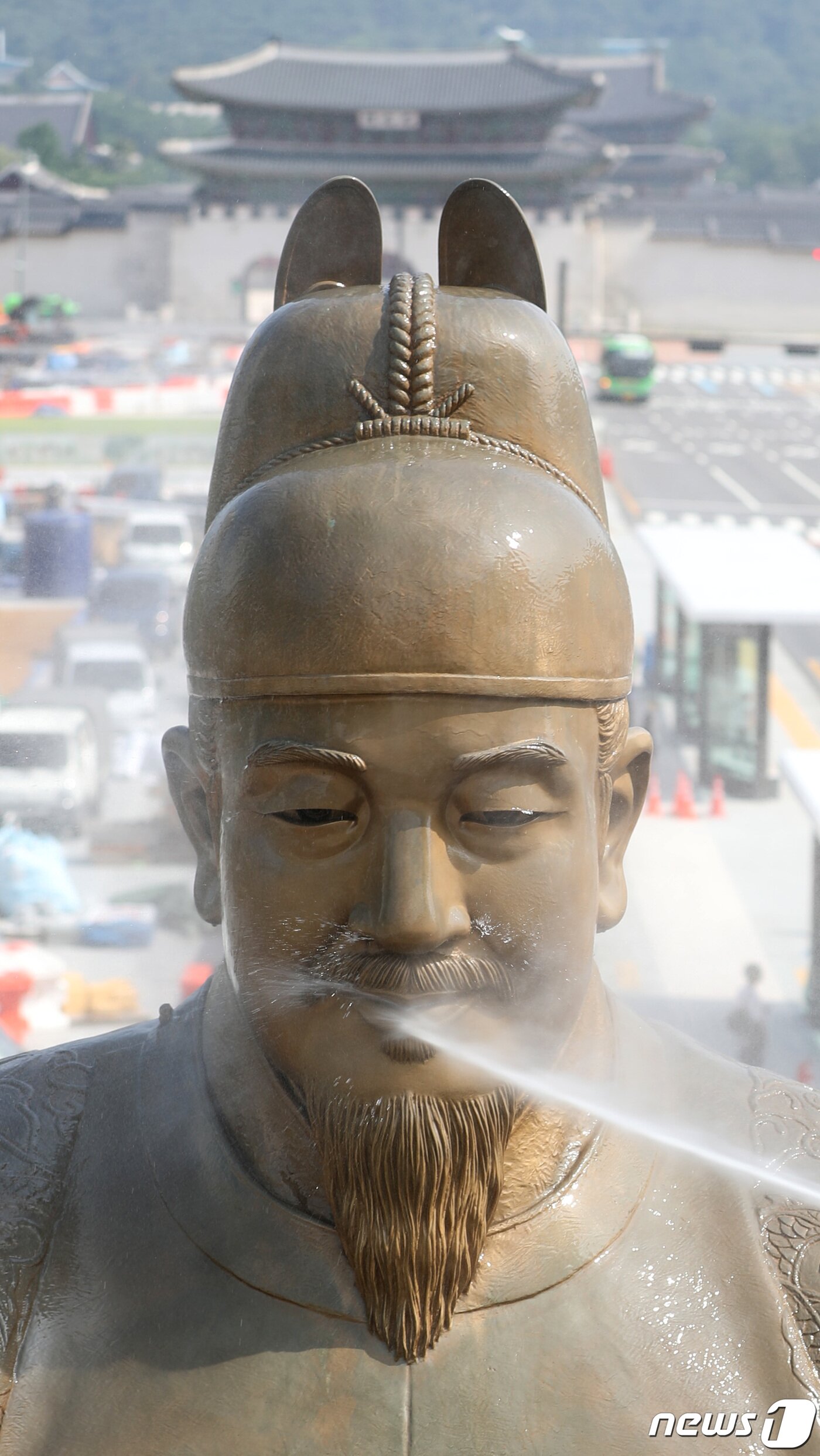 본문 이미지 - 18일 오전 서울 세종대로 광화문 광장에서 서울시 관계자들이 세종대왕 동상을 세척하고 있다.  2022.7.18/뉴스1 ⓒ News1 이성철 기자