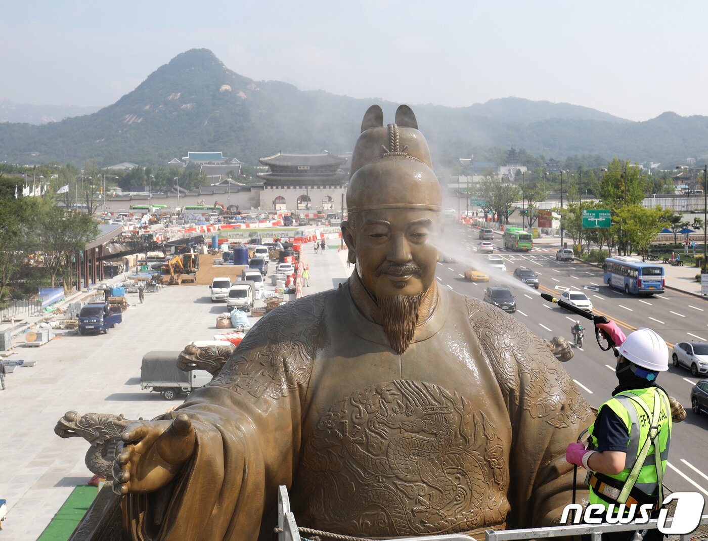 본문 이미지 - 18일 오전 서울 세종대로 광화문 광장에서 서울시 관계자들이 세종대왕 동상을 세척하고 있다.  2022.7.18/뉴스1 ⓒ News1 이성철 기자