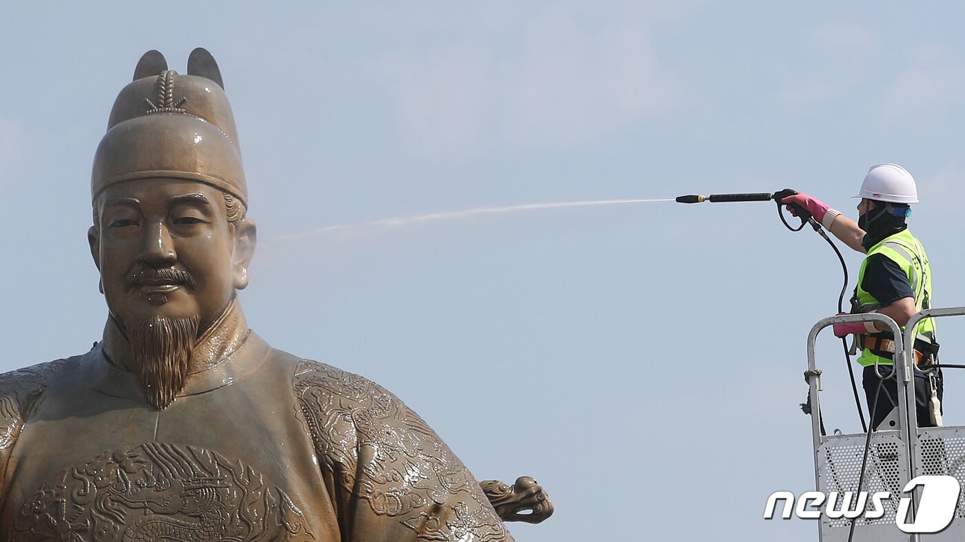 본문 이미지 - 18일 오전 서울 세종대로 광화문 광장에서 서울시 관계자들이 세종대왕 동상을 세척하고 있다. 2022.7.18/뉴스1 ⓒ News1 이성철 기자
