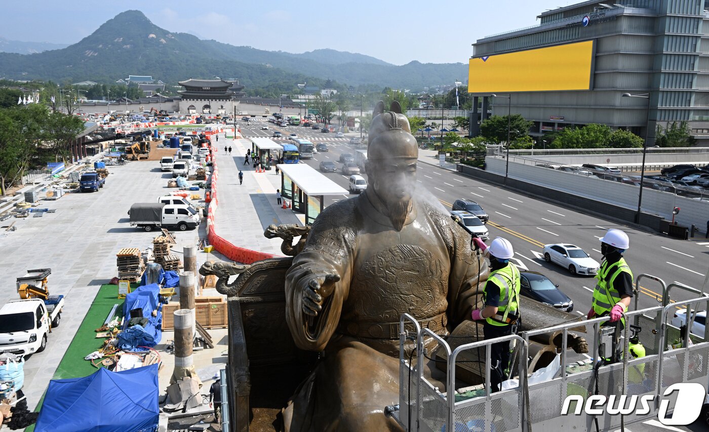 본문 이미지 - 18일 오전 서울 세종대로 광화문 광장에서 서울시 관계자들이 세종대왕 동상을 세척하고 있다. (공동취재) 2022.7.18/뉴스1 ⓒ News1 이성철 기자