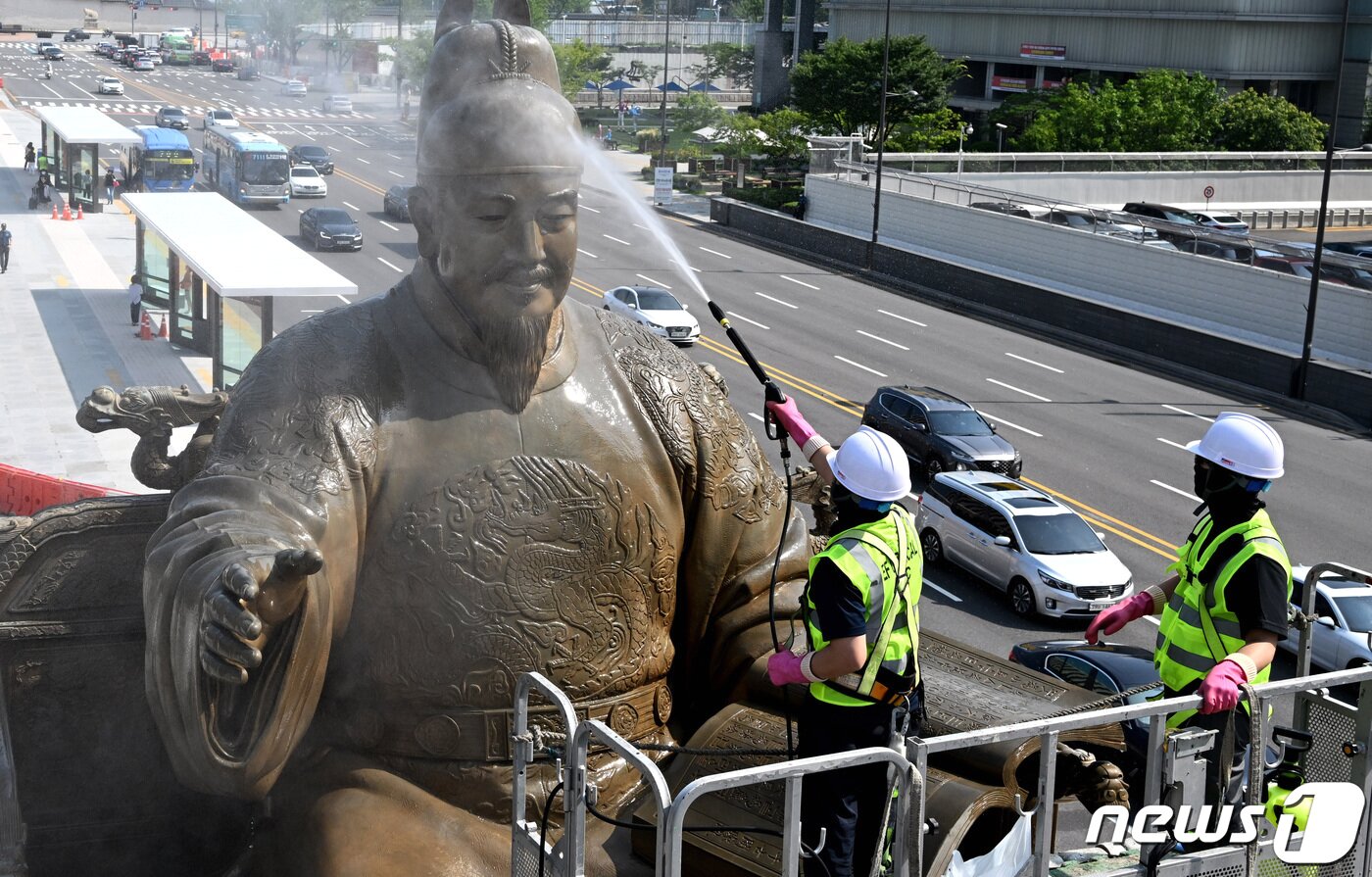 본문 이미지 - 18일 오전 서울 세종대로 광화문 광장에서 서울시 관계자들이 세종대왕 동상을 세척하고 있다. (공동취재) 2022.7.18/뉴스1 ⓒ News1 이성철 기자