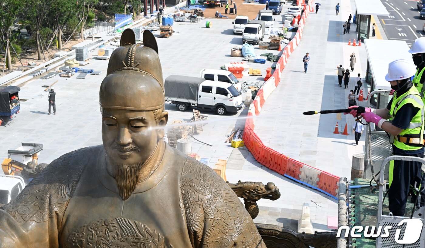 본문 이미지 - 18일 오전 서울 세종대로 광화문 광장에서 서울시 관계자들이 세종대왕 동상을 세척하고 있다.(공동취재) 2022.7.18/뉴스1 ⓒ News1 이성철 기자
