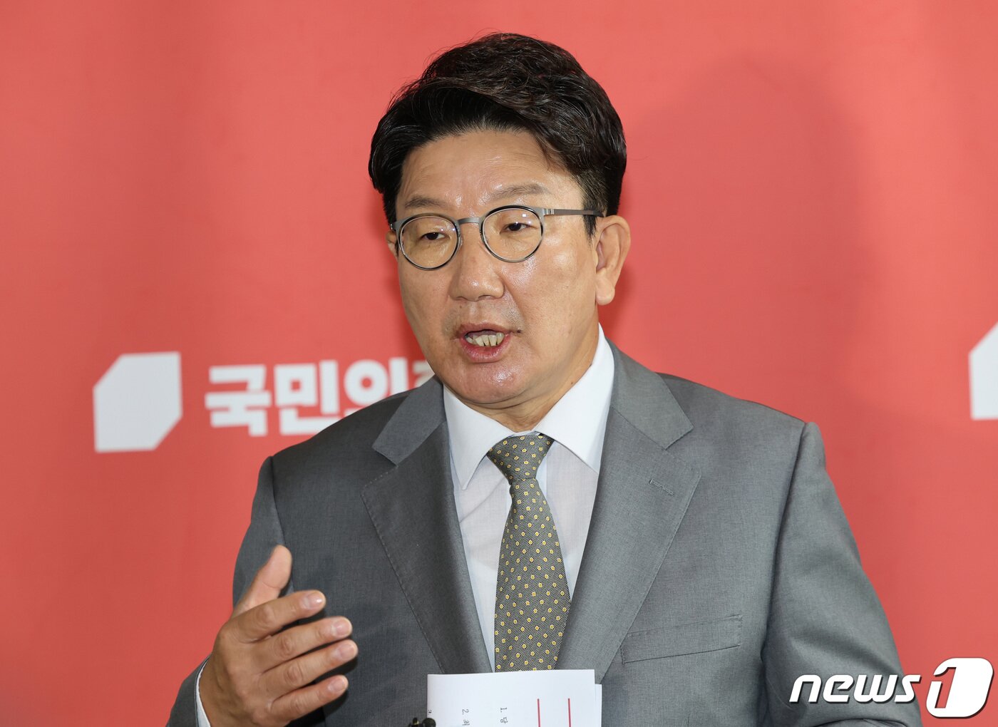 본문 이미지 - 권성동 국민의힘 대표 직무대행 겸 원내대표가 18일 오전 서울 여의도 국회에서 열린 최고위원회의를 마친 후 취재진 질문에 답변하고 있다. (공동취재) ⓒ News1 이재명 기자