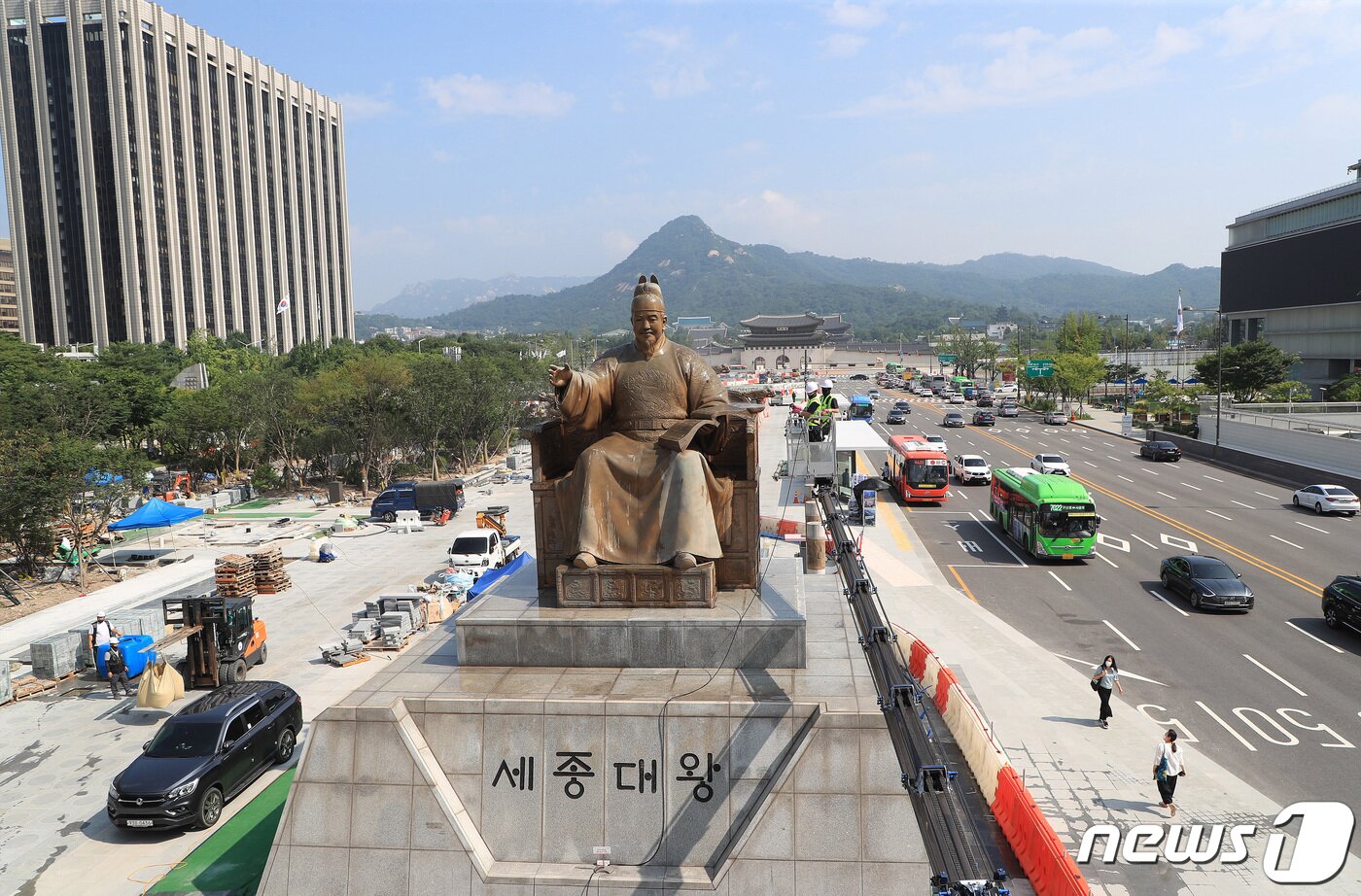 본문 이미지 - 18일 오전 서울 세종대로 광화문 광장에서 서울시 관계자들이 세종대왕 동상을 세척하고 있다. (공동취재) 2022.7.18/뉴스1 ⓒ News1 이성철 기자