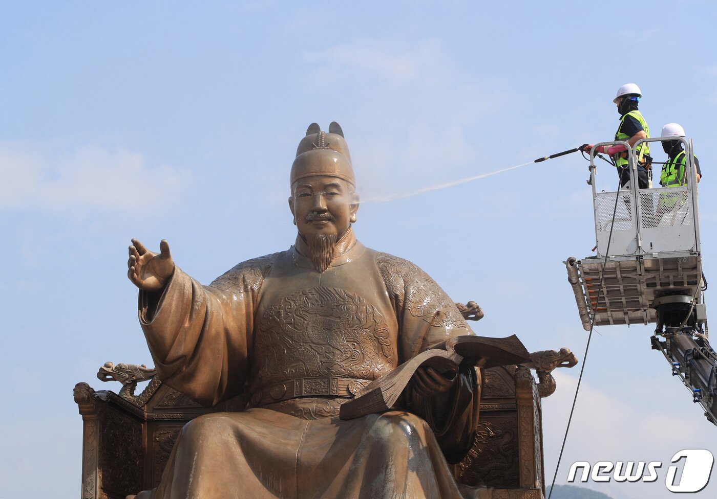 본문 이미지 - 18일 오전 서울 세종대로 광화문 광장에서 서울시 관계자들이 세종대왕 동상을 세척하고 있다. (공동취재) 2022.7.18/뉴스1 ⓒ News1 이성철 기자