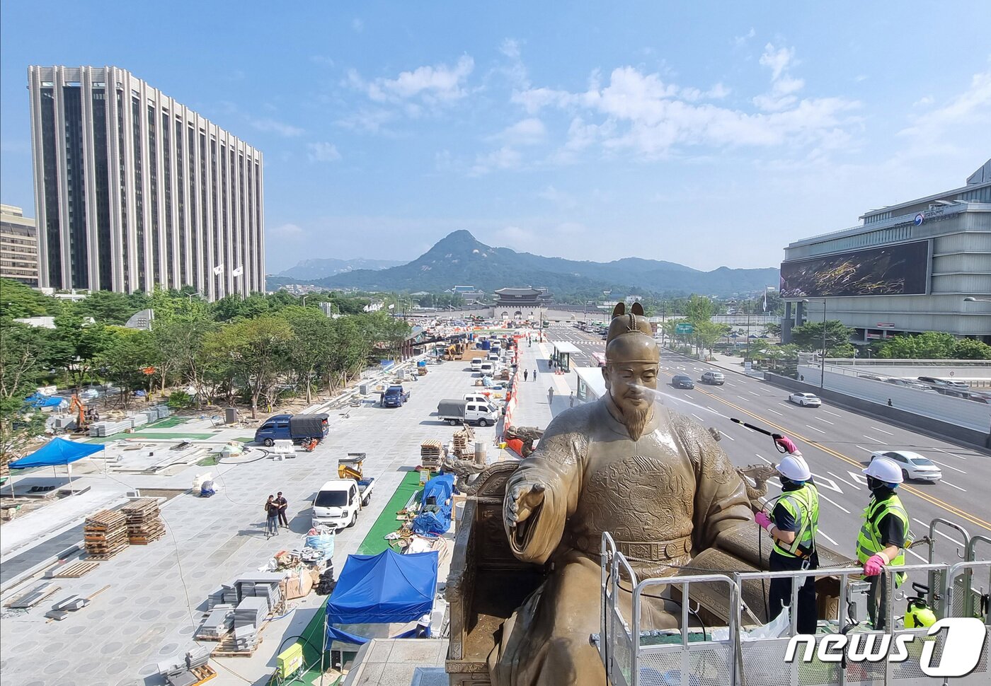 본문 이미지 - 18일 오전 서울 세종대로 광화문 광장에서 서울시 관계자들이 세종대왕 동상을 세척하고 있다.  (공동취재) 2022.7.18/뉴스1 ⓒ News1 이성철 기자