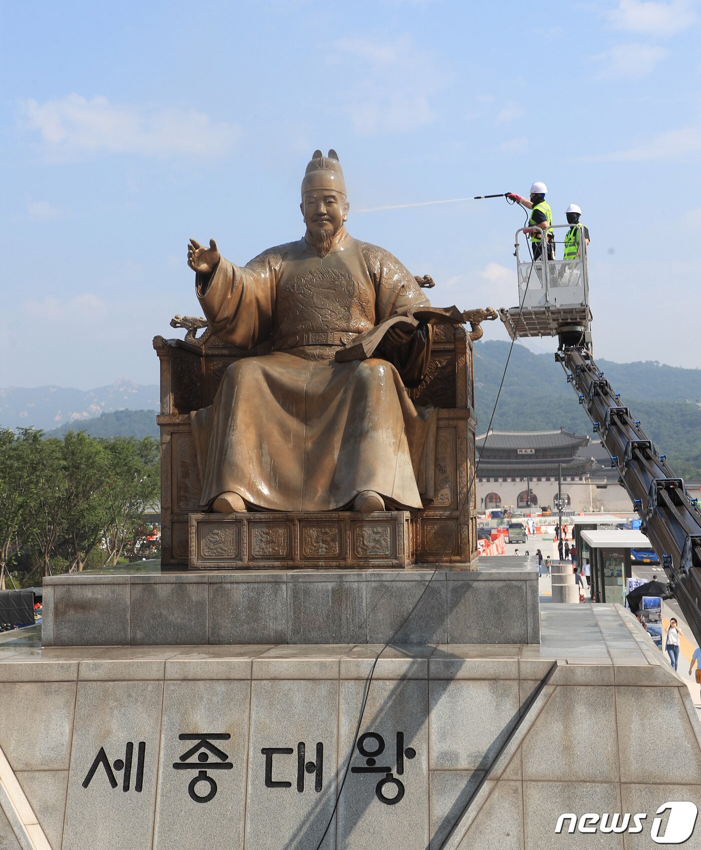 본문 이미지 - 18일 오전 서울 세종대로 광화문 광장에서 서울시 관계자들이 세종대왕 동상을 세척하고 있다. (공동취재) 2022.7.18/뉴스1 ⓒ News1 이성철 기자
