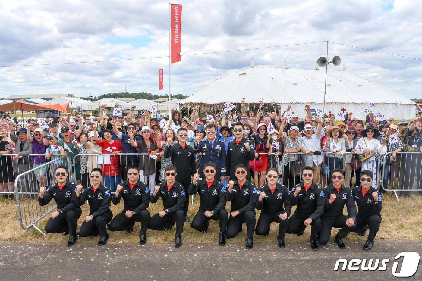 본문 이미지 - 지난 15~17일 영국에서 열린 RIAT 에어쇼에 참가한 공군 특수비행팀 블랙이글스가 고난도 에어쇼를 선보인 후 영국 현지 교민들과 기념 촬영을 하고 있다. (공군 제공) 2022.7.18/뉴스1