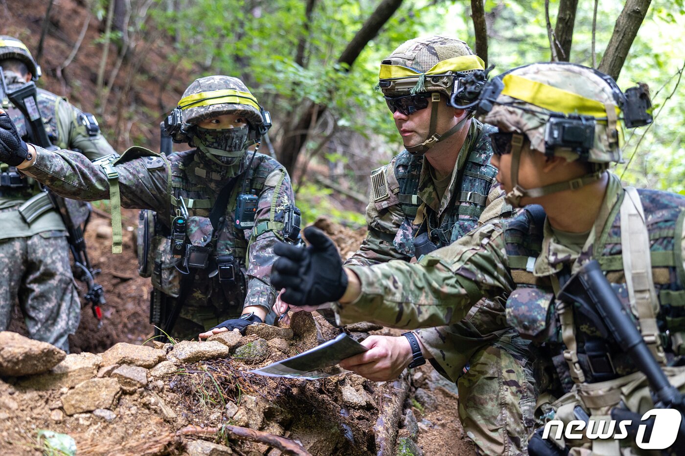 본문 이미지 - 강원도 인제 육군과학화전투훈련단(KCTC)에서 실시된 'KCTC 여단급 쌍방훈련'에 참가한 한미 군 장병들. (육군 제공) 2022.7.18/뉴스1