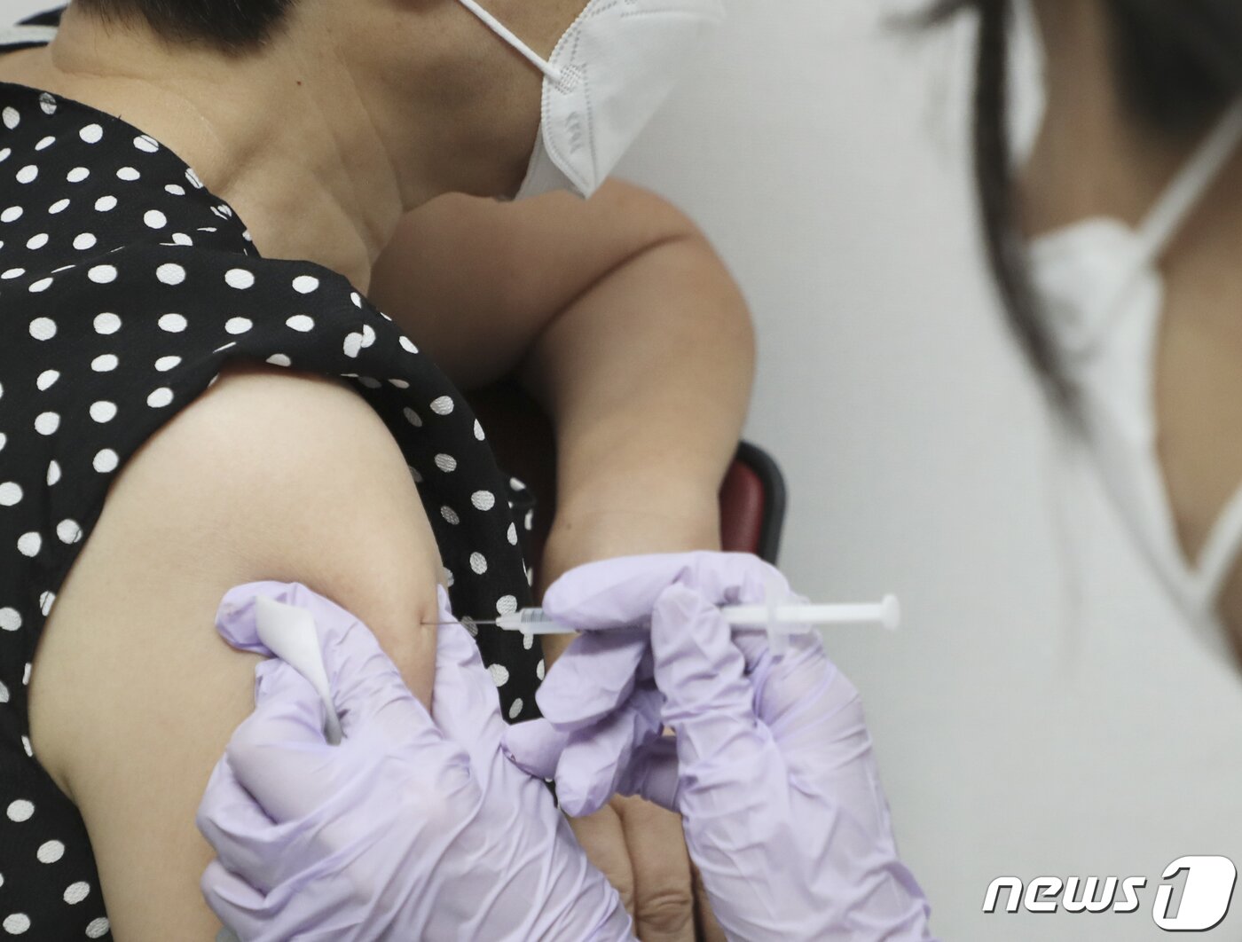 본문 이미지 - 18일 오전 울산 남구보건소에서 한 시민이 백신을 접종하고 있다. 2022.7.18/뉴스1 ⓒ News1 윤일지 기자