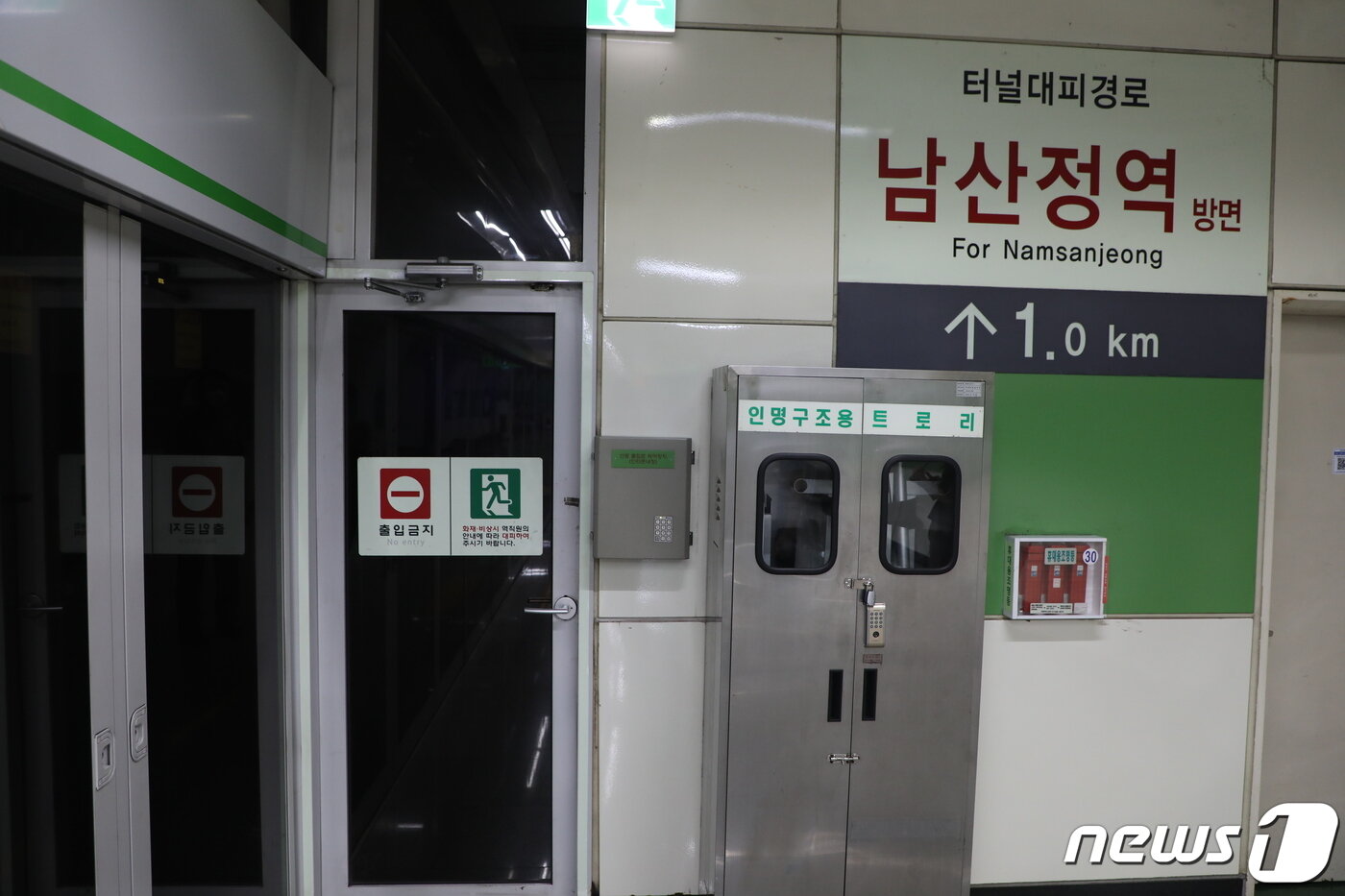 본문 이미지 - 부산 도시철도 3호선 만덕역 승강장 끝에 설치된 비상 대피로. 비상시에는 비상문이 열린다.2022.7.13/ⓒ 뉴스1 노경민 기자