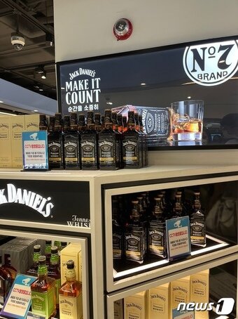 본문 이미지 - 17일 제주공항 면세점 주류 코너가 방문객들로 붐비는 모습.ⓒ 뉴스1 배지윤 기자