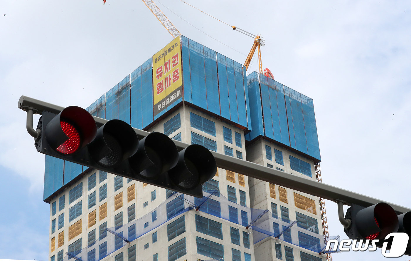 (서울=뉴스1) 박세연 기자 = 서울 강동구 둔촌주공 재건축 사태가 조합장의 갑작스러운 사임으로 새 국면을 맞이할 것으로 보인다. 둔촌주공 재건축은 조합 집행부와 시공사업단의 갈등 …