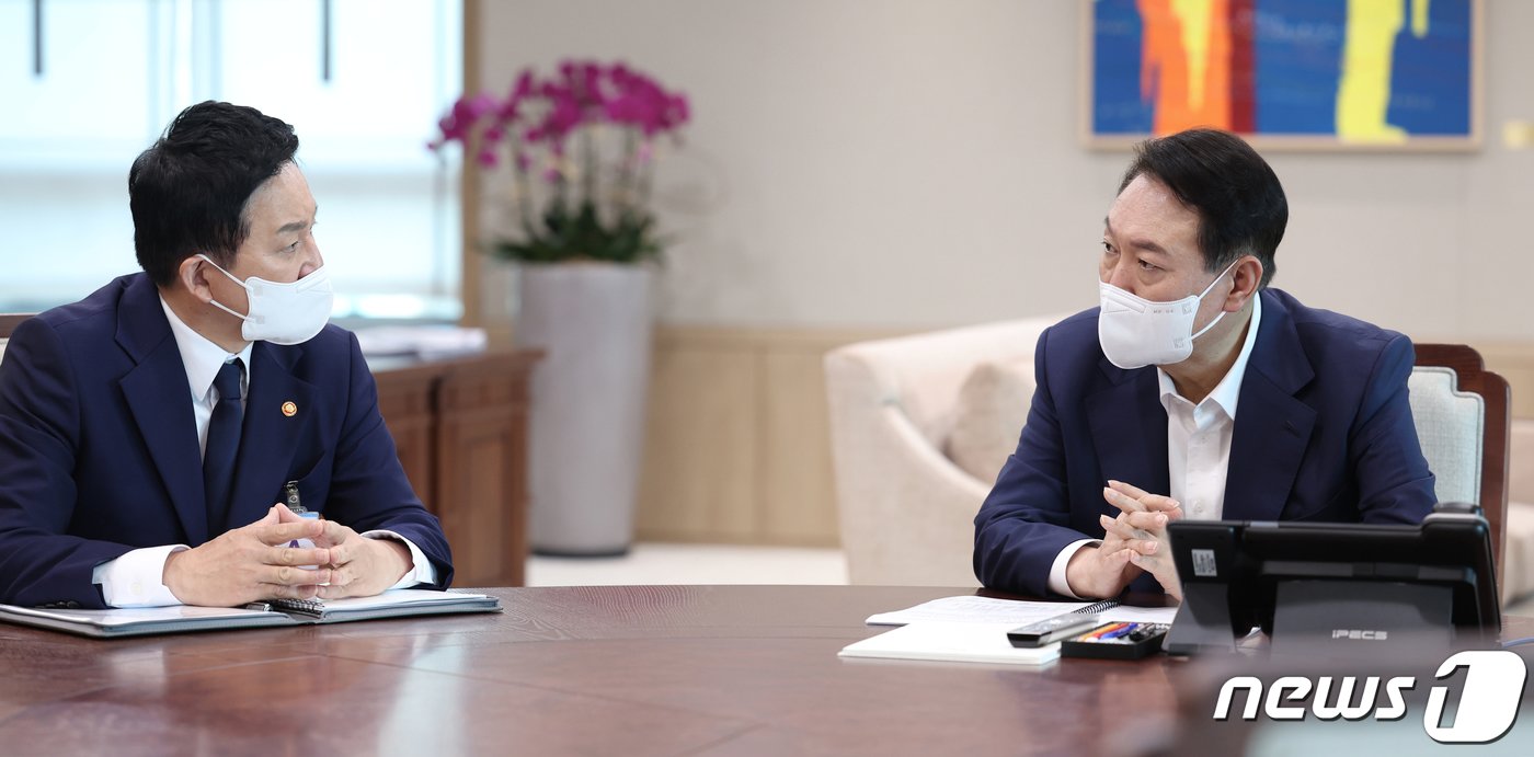 본문 이미지 - 윤석열 대통령이 지난해 7월 용산 대통령실 청사 집무실에서 원희룡 국토교통부 장관으로부터 독대 형식의 업무보고를 받고 있다. (대통령실 제공) 2022.7.18/뉴스1 ⓒ News1 오대일 기자