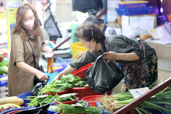 "새벽배송 못하면 야채가 쓰레기 돼요"…소상공인 반발 확산
