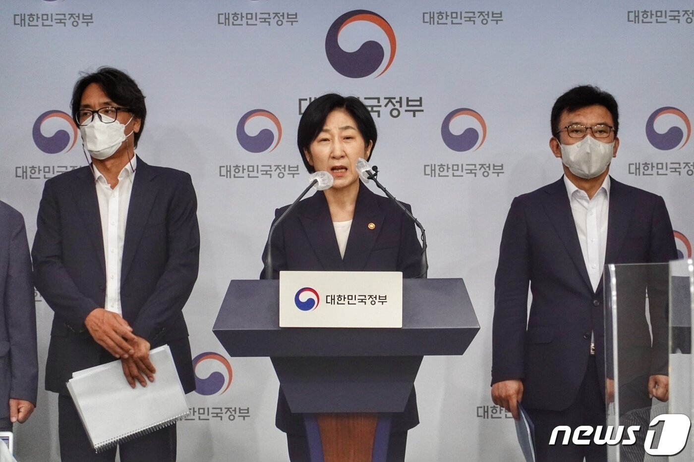 본문 이미지 - 한화진 환경부 장관이 18일 오전 정부서울청사 외교부 브리핑룸에서 윤석열 대통령에 대한 업무보고 전 브리핑을 가지고 있다. ⓒ 뉴스1 황덕현 기자