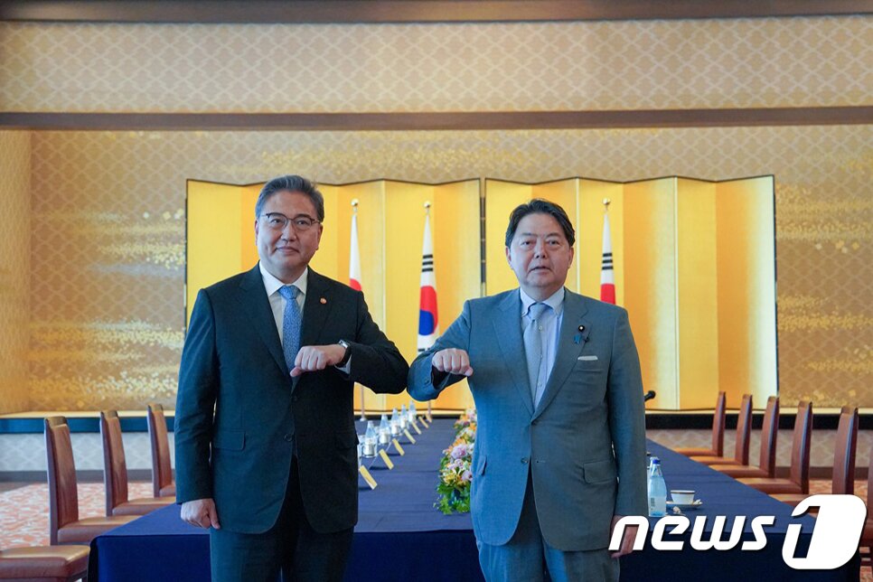 본문 이미지 - 박진 외교부 장관(왼쪽)과 하야시 요시마사 일본 외무상.(외교부 제공) 2022.7.18/뉴스1 ⓒ News1 민경석 기자