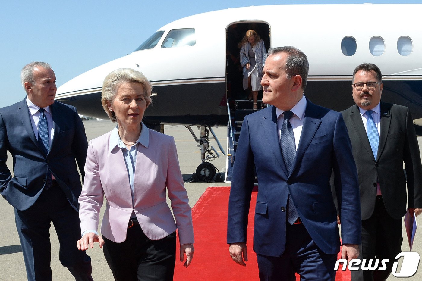 본문 이미지 - 우르줄라 폰데어라이엔 유럽연합&#40;EU&#41; 집행위원장이 지난달 18일&#40;현지시간&#41; 아제르바이잔 바쿠에 도착해 제이훈 바이라모프 외무장관의 접견을 받고 있다. ⓒ AFP=뉴스1 ⓒ News1 강민경 기자