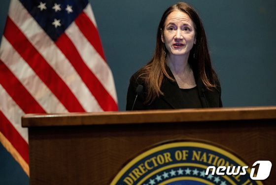 에이브릴 헤인스 국가정보국(DNI) 국장이 18일(현지시간) 미국 버지니아주 매클린에 있는 국가정보국장실을 방문한 안토니 블링켄(사진 없음) 미 국무장관의 방문 중 발언하고 있다. 2022.07.18 © 로이터=뉴스1 © News1 유민주 기자
