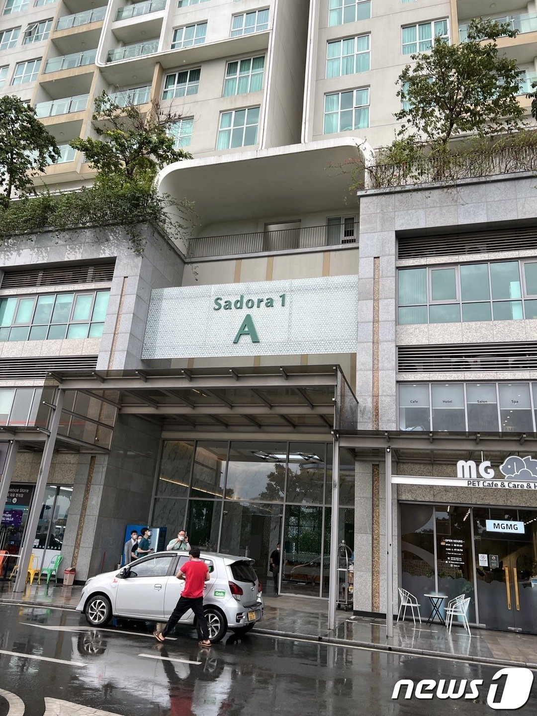 본문 이미지 - 김형렬에 대한 추적 단서를 입수한 경찰청은 베트남 공안과 협의해 2022년 5월 공동조사팀을 현지에 파견하고 7월16일에는 검거지원팀까지 보내 이날 오후 2시 호찌민에 있는 피의자 주거지 근처에서 베트남 공안부와 김형렬을 합동 검거했다. 사진은 체포된 김형렬 주거지 모습. (경찰청 제공) 2022.7.19/뉴스1