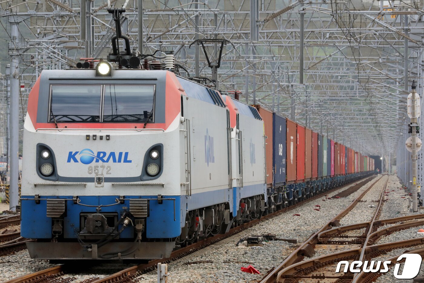 본문 이미지 - 19일 부산 강서구 부산신항역에 길이 777미터, 50량 장대화물열차가 들어서고 있다. 2022.7.19/뉴스1 ⓒ News1 김영훈 기자