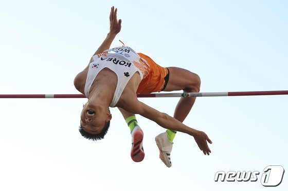 우상혁, 세계선수권에서 날았다…韓 최초