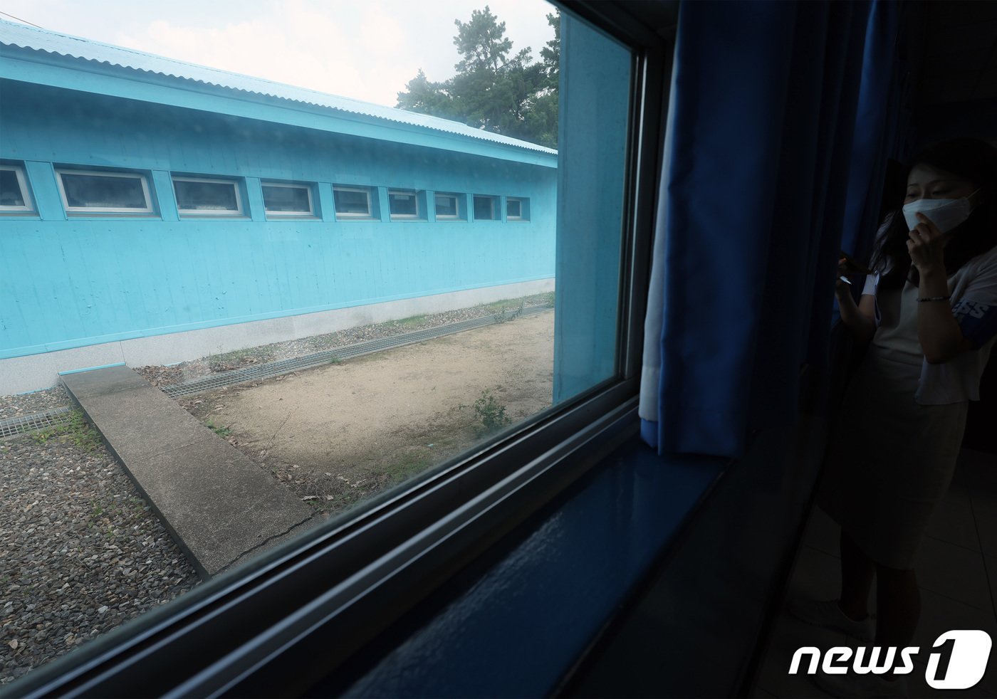 본문 이미지 - 판문점 공동경비구역(JSA) 견학이 재개된 가운데 19일 경기도 파주시 판문점 군사정전위원회 회의실에서 군사분계선이 보이고 있다. 2022.7.19/뉴스1 ⓒ News1 사진공동취재단