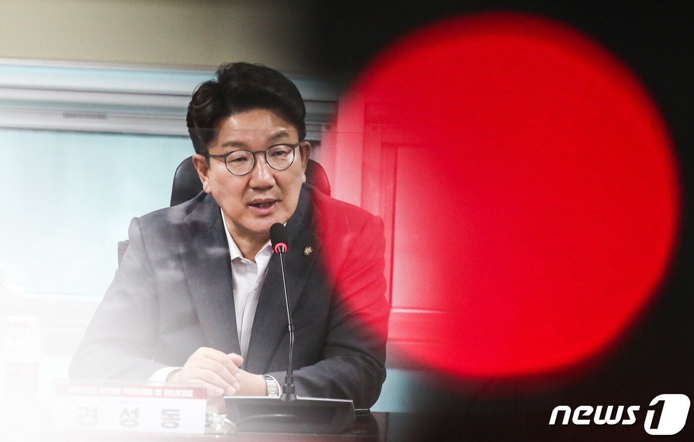 본문 이미지 - 권성동 국민의힘 대표 직무대행 겸 원내대표가 19일 서울 여의도 국회 의원회관에서 열린 '에너지 안보와 탄소중립 수단으로서 원전의 역할' 정책토론회에서 축사를 하고 있다. (공동취재) 2022.7.19/뉴스1 ⓒ News1 유승관 기자